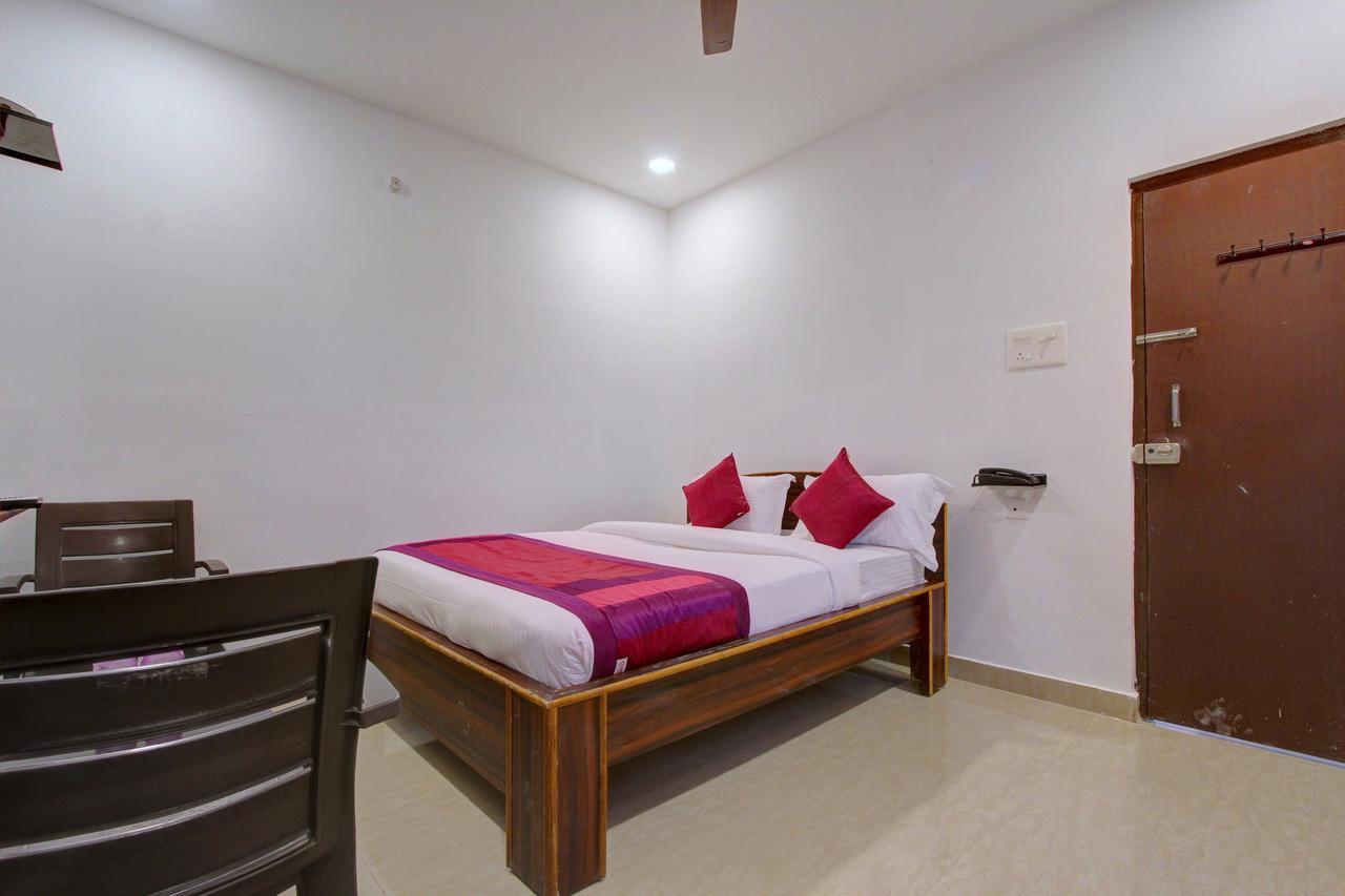 Oyo 11670 Hotel Vishnu Priya Residency Hyderabad Exterior foto