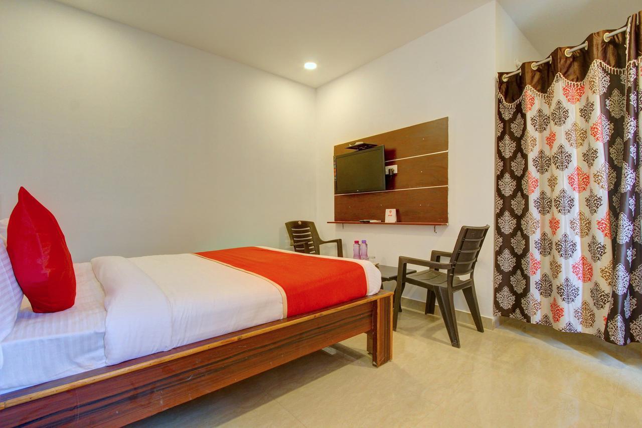 Oyo 11670 Hotel Vishnu Priya Residency Hyderabad Exterior foto
